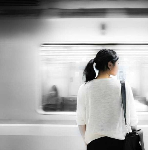 3 Bilder - Person vor Ubahn