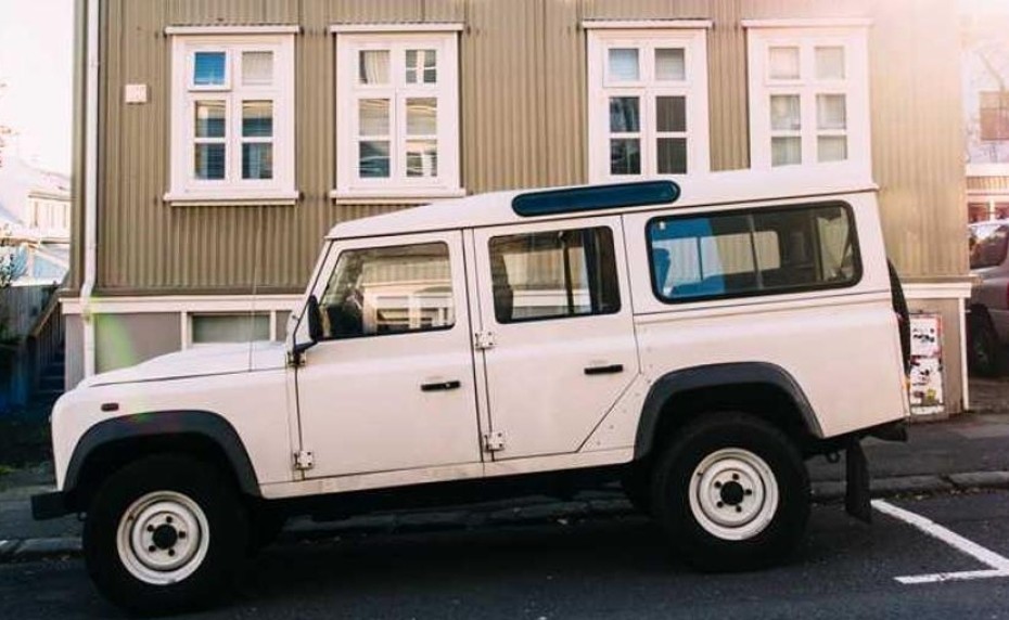 Auto, das nach links fährt